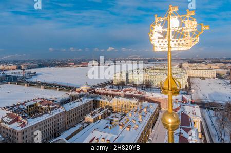 Vue aérienne d'une pointe dorée avec un symbole d'or de la ville de Saint-Pétersbourg, le bâtiment Amirauté dans l'après-midi d'hiver clair, place du Palais et Banque D'Images