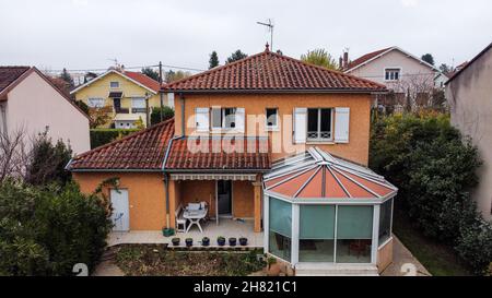 Maison privée dans un quartier suburbain de Lyon, photographie d'un drone, Bron, RÉGION AURA, Centre-est de la France Banque D'Images