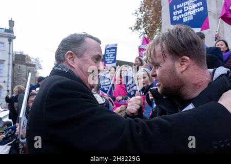 Londres, Royaume-Uni.26 novembre 2021.Le député Liam Fox (L) a vu s'engager auprès d'un jeune atteint du syndrome de Down.le projet de loi sur le syndrome de Down, présenté par le député Liam Fox et parrainé par les députés de tous les partis, en est actuellement à l'étape de la 2e lecture.Si elles sont adoptées, les personnes atteintes du syndrome de Down seront légalement reconnues comme un groupe minoritaire, ce qui se traduira par une amélioration des conditions de vie des personnes touchées par la maladie en termes de soins sociaux, de déstigmatisation, d'éducation et d'emploi.Le groupe de la politique du syndrome de Down a organisé un événement pour montrer son soutien à l'adoption du projet de loi.Crédit : SOPA Images Limited/Alamy Live News Banque D'Images