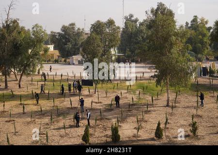 Mossoul, Irak.25 novembre 2021.Vue générale des arbres plantés sur le campus de l'Université technique du Nord.des volontaires iraquiens de la Fondation Mosul Eye ont commencé à planter des milliers d'arbres dans la ville ravagée par la guerre de Mosul, dans le but d'écologiser Mosul et de lutter contre la désertification, ils ont planté les 300 premiers arbres d'acacia,le cyprès et le citron dans le sol dans un projet vise à planter 5,000 arbres dans toute la ville de Mossoul, dans le nord du pays, qui souffre encore de la destruction et de la dévastation causées par la guerre contre l'EI.Crédit : SOPA Images Limited/Alamy Live News Banque D'Images