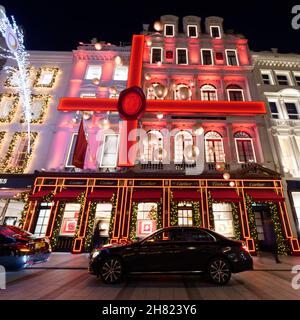 Londres, Grand Londres, Angleterre, 23 novembre 2021: Cartier célèbre bijoutier et regarder le détaillant de nuit sur New Bond Street pendant la saison de fête. Banque D'Images