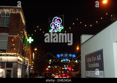 Macroom, Irlande.26 novembre 2021.Vendredi 26 novembre Macroom, Co. Cork Irlande; alors que la période de fête se rapproche, les gens de Macroom se sont rassemblés dans leur centaine pour voir l'allumage des lumières de Noël des villes.Les détenteurs de stalle ont également vendu des pizzas et les étudiants de l'année de transition de l'école secondaire du Collège McEgan de la ville ont vendu des gâteaux de leur mini-entreprise.Credit: Evan Doak/Alamy Live News Banque D'Images