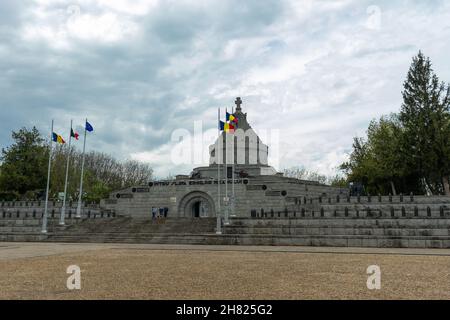 Marasesti, Roumanie-2 mai 2021: Le mausolée des héros de la Nation photographié de l'avant, dans lequel les mâts avec le drapeau de la Roumanie Banque D'Images