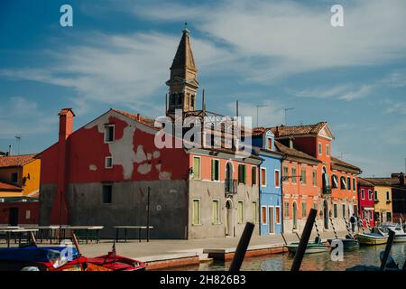 Maisons vibrantes le long d'un canal bordé de bateaux à Burano, Venise, Italie.Photo de haute qualité Banque D'Images