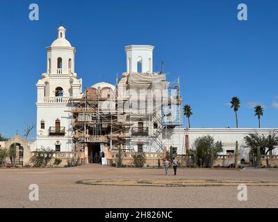 Mission San Xavier del bac à Tucson, Arizona, avec échafaudage. Banque D'Images