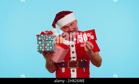 T-shirt de Noël rouge représentant un homme avec boîte cadeau et inscription de 50 % de réduction sur la note de texte de la bannière Banque D'Images