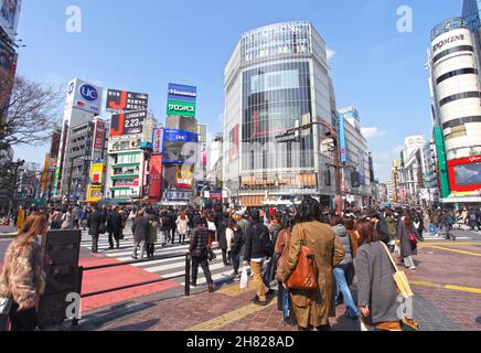 Shibuya croisant également connu sous le nom de Shibuya intersection et Shibuya Scramble à Tokyo avec beaucoup de personnes traversant l'intersection un jour ensoleillé. Banque D'Images