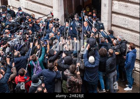 Rome, Italie 9 février 2021: Silvio Berlusconi, le dirigeant de Forza Italia, salue la presse à l'entrée du Palazzo Montecitorio à l'occasion du deuxième tour des consultations de Mario Draghi.© Andrea Sabbadini Banque D'Images