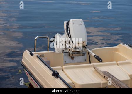 Alingsås, Suède - juillet 24 2021 : un vieux moteur hors-bord Johnson sur un petit bateau en plastique Banque D'Images