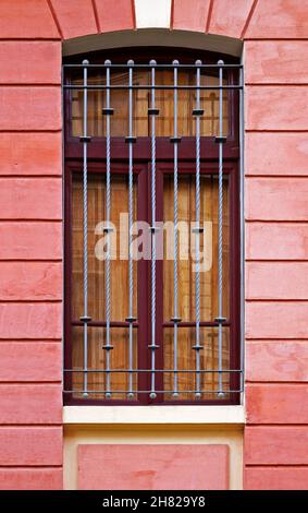 Fenêtre sur l'ancienne façade rouge à Belo Horizonte, Minas Gerais, Brésil Banque D'Images