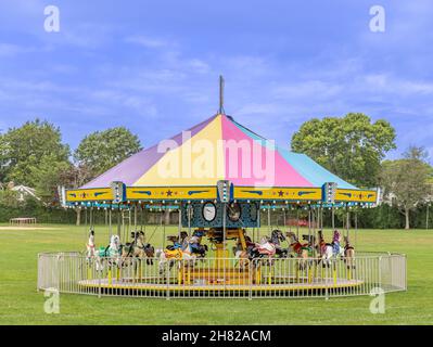 Carrousel coloré pour enfants dans un East Hampton Park. Banque D'Images