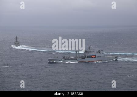 OCÉAN PACIFIQUE (nov23, 2021) le destroyer de missile guidé de classe Arleigh Burke USS Howard (DDG 83) effectue un réapprovisionnement en mer avec le lubrificateur néo-zélandais HMNZS Aotearoa.Howard est affecté au Commandant de la Force opérationnelle (CTF) 71/Destroyer Squadron (DESRON) 15, le plus grand DESRON déployé à l'avant de la Marine et la principale force de surface de la 7e flotte américaine.(É.-U.Photos de la marine par Ensign Morgan Bollinger) Banque D'Images