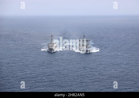 OCÉAN PACIFIQUE (nov23, 2021) le destroyer de missile guidé de classe Arleigh Burke USS Howard (DDG 83) effectue un réapprovisionnement en mer avec le lubrificateur néo-zélandais HMNZS Aotearoa.Howard est affecté au Commandant de la Force opérationnelle (CTF) 71/Destroyer Squadron (DESRON) 15, le plus grand DESRON déployé à l'avant de la Marine et la principale force de surface de la 7e flotte américaine.(É.-U.Photos de la marine par le lieutenant Junior Grade Justin Asuncion) Banque D'Images