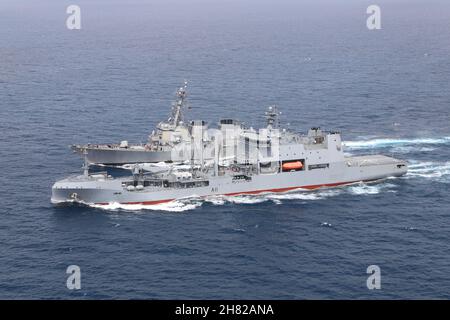 OCÉAN PACIFIQUE (nov23, 2021) le destroyer de missile guidé de classe Arleigh Burke USS Howard (DDG 83) effectue un réapprovisionnement en mer avec le lubrificateur néo-zélandais HMNZS Aotearoa.Howard est affecté au Commandant de la Force opérationnelle (CTF) 71/Destroyer Squadron (DESRON) 15, le plus grand DESRON déployé à l'avant de la Marine et la principale force de surface de la 7e flotte américaine.(É.-U.Photos de la marine par Ensign Morgan Bollinger) Banque D'Images