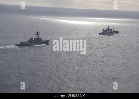 OCÉAN PACIFIQUE (nov23, 2021) le destroyer de missile guidé de classe Arleigh Burke USS Howard (DDG 83) effectue un réapprovisionnement en mer avec le lubrificateur néo-zélandais HMNZS Aotearoa.Howard est affecté au Commandant de la Force opérationnelle (CTF) 71/Destroyer Squadron (DESRON) 15, le plus grand DESRON déployé à l'avant de la Marine et la principale force de surface de la 7e flotte américaine.(É.-U.Photos de la marine par le lieutenant Junior Grade Justin Asuncion) Banque D'Images