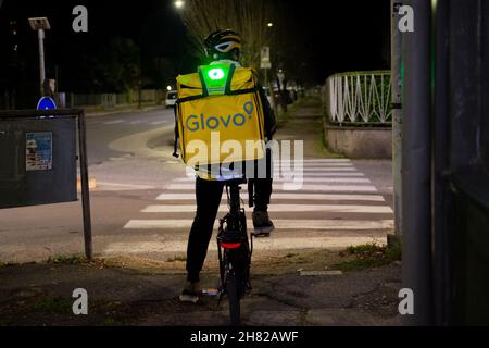 Rieti, Italie.24 novembre 2021.Italie, novembre 2021.Chaque jour, surtout après le confinement au milieu de la pandémie de santé, les rues sont pleines de jeunes armés de sacs à dos thermiques et de bicyclettes qui se portent sur des kilomètres pour livrer des pizzas ou des menus de fast food dans diverses régions d'Europe et d'Italie.Certains cavaliers ne mettent pas beaucoup l'accent sur la sécurité, en fait il y a une alarme sur leur visibilité sur les rues de la ville.(Photo de Riccardo Fabi/Pacific Press) crédit: Pacific Press Media production Corp./Alay Live News Banque D'Images