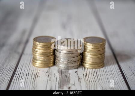 trois colonnes d'euros de un et deux à dépenser en bonbons Banque D'Images