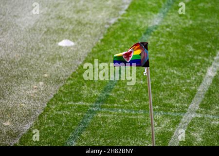 Llanelli, Royaume-Uni.26 novembre 2021.Drapeau arc-en-ciel.Le pays de Galles contre la Grèce dans un qualificateur de coupe du monde féminin de la FIFA au Parc y Scarlets le 26 novembre 2021.Crédit : Lewis Mitchell/Alay Live News Banque D'Images