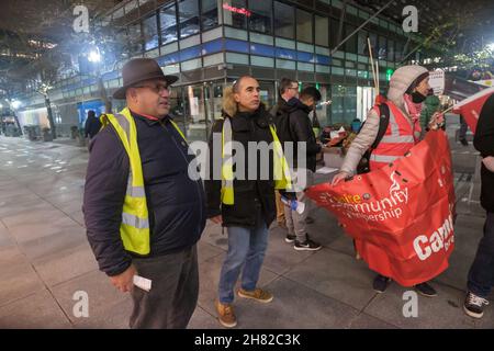 Londres, Royaume-Uni.26 novembre 2021.Alberto Durango, organisateur de la CAIWU.(gauche).Les nettoyeurs de CAIWU sur Facebook protestent avec la samba et les orateurs contre la victimisation et la charge de travail excessive après l'employeur Churchill Cleaning plus que doublé le nombre d'étages sans fournir de ressources supplémentaires et ont renvoyé un travailleur pour des activités syndicales.Facebook affirme que c'est une question pour Churchill et l'entrepreneur JLL d'installations et a refusé de commenter la demande des nettoyeurs d'être directement employés.Peter Marshall/Alay Live News Banque D'Images