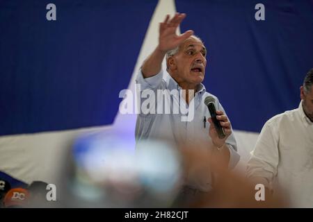 Tegucigalpa, Honduras.26 novembre 2021.Le candidat à la présidence du Parti national au pouvoir (Partido Nacional) Nasry Asfura parle à une foule de partisans.Le 28 novembre, le Honduras tiendra des élections générales pour choisir le prochain président, le Congrès et les gouvernements municipaux.(Photo de Camilo Freedman/SOPA Images/Sipa USA) crédit: SIPA USA/Alay Live News Banque D'Images