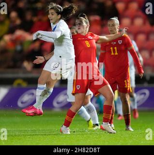 Llanelli, pays de Galles, 26, novembre 2021, Maria Palama (Grèce) (L) Angharad James (pays de Galles) (C) Natasha Harding (pays de Galles) (R) photographiée en action, au pays de Galles femmes c. Grèce femmes, crédit:, Graham Glendinning,/ Alamy Live News Banque D'Images