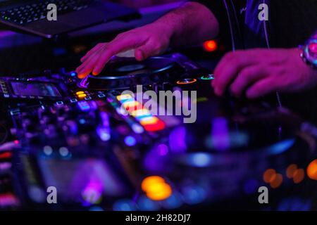 Freiburg im Breisgau, Allemagne.26 novembre 2021.Les mains d'un DJ actionnent un bureau de mixage dans un club.Credit: Philipp von Ditfurth/dpa/Alay Live News Banque D'Images