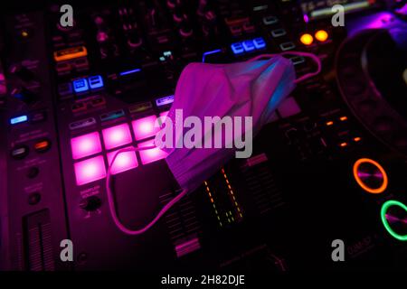 Freiburg im Breisgau, Allemagne.26 novembre 2021.ILLUSTRATION: Une protection de bouche-nez se trouve sur le bureau de mixage du DJ dans un club.Credit: Philipp von Ditfurth/dpa/Alay Live News Banque D'Images