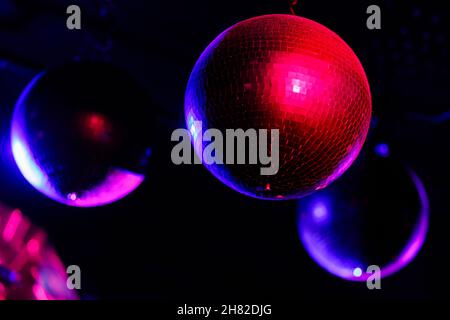 Freiburg im Breisgau, Allemagne.26 novembre 2021.Trois boules disco pendent du plafond d'un club et sont illuminées en rouge et bleu.Credit: Philipp von Ditfurth/dpa/Alay Live News Banque D'Images