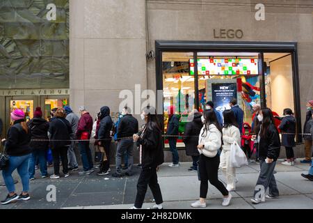 New York, NY, États-Unis.26 novembre 2021.Les acheteurs remplissent les rues de Manhattan le Black Friday, et tandis que certains magasins ont des files d'attente d'entrée, d'autres ne le font pas.Une longue file de clients attendent pour entrer dans le magasin Lego du Rockefeller Center.Credit: Ed Lefkowicz/Alay Live News Banque D'Images