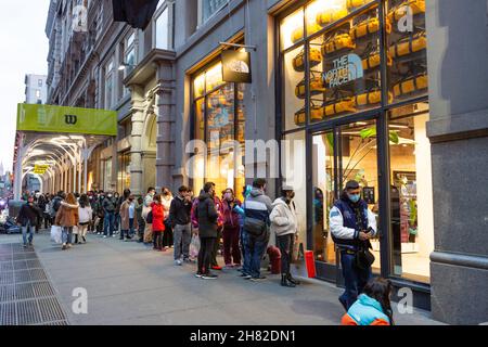 New York, NY, États-Unis.26 novembre 2021.Les acheteurs remplissent les rues de Manhattan le Black Friday, et tandis que certains magasins ont des files d'attente d'entrée, d'autres ne le font pas.Les clients attendent d'entrer dans le magasin North face de Broadway à SoHo.Credit: Ed Lefkowicz/Alay Live News Banque D'Images