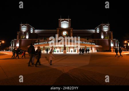 Dakota du Nord, États-Unis.26 novembre 2021.26 novembre 2021 Fan se dirige vers le stade Ralph Engelstad avant un match de hockey masculin de la NCAA entre les Gophers du Minnesota et les faucons de combat de l'Université du Dakota du Nord à l'arène Ralph Engelstad à Grand Forks, dans le Dakota du Nord.Par Russell Hons/CSM Credit: CAL Sport Media/Alay Live News Banque D'Images