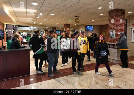 Dakota du Nord, États-Unis.26 novembre 2021.26 novembre 2021 les fans du Minnesota et du Dakota du Nord marchent dans le hall avant un match de hockey masculin de la NCAA entre les Gophers du Minnesota et les faucons de combat de l'Université du Dakota du Nord à l'arène Ralph Engelstad à Grand Forks, dans le Dakota du Nord.Par Russell Hons/CSM Credit: CAL Sport Media/Alay Live News Banque D'Images