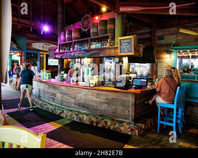 Pompano Joe's, bar et restaurant sur la plage, bar intérieur avec clients ou clients et barman à destin, Floride, États-Unis. Banque D'Images