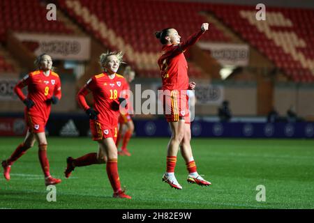 Llanelli, Royaume-Uni.26 novembre 2021.Natasha Harding, du pays de Galles (11) fête après qu'elle a atteint le 5e but de ses équipes.Wales Women contre Greece Women, FIFA Women's World Cup 2023 qualification match au Parc y Scarlets à Llanelli, pays de Galles, le vendredi 26 novembre 2021.Usage éditorial seulement, photo par Andrew Orchard/Andrew Orchard sports photographie/Alamy Live News crédit: Andrew Orchard sports photographie/Alamy Live News Banque D'Images