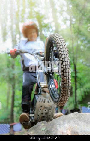 CHIANG MAI - JUILLET 2017: Pratique de club de moto d'essai . Action du pilote pendant l'entraînement sur la montagne avant la course , 9 juillet 2017 à chiang mai Thaïlande Banque D'Images