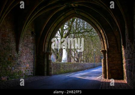 Gatehouse à l'abbaye de Whalley empêchait l'accès et la nourriture pour les mendiants mais permettait au gardien de surveiller de près la circulation et la sécurité à certains moments Banque D'Images