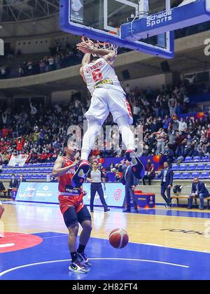 Beyrouth, Liban.26 novembre 2021.Sergio El Darwich (en haut) du Liban dunks pendant les qualificatifs asiatiques de la coupe du monde de basket-ball 2023 de la FIBA entre le Liban et l'Indonésie à Beyrouth, Liban, 26 novembre 2021.Credit: Bilal Jawich/Xinhua/Alay Live News Banque D'Images