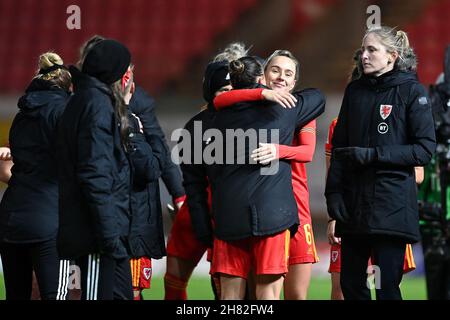Llanelli, Royaume-Uni.26 novembre 2021.Natasha Harding #11 de Wales Women et Josie Green #6 de Wales Women célèbrent à temps plein à Llanelli, Royaume-Uni, le 11/26/2021.(Photo par Ashley Crowden/News Images/Sipa USA) crédit: SIPA USA/Alay Live News Banque D'Images