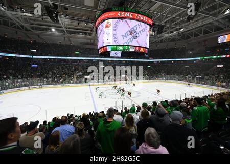 Dakota du Nord, États-Unis.26 novembre 2021.26 novembre 2021 lancement d'un match de hockey masculin de la NCAA entre les Gophers du Minnesota et les Fighting Hawks de l'Université du Dakota du Nord au stade Ralph Engelstad, à Grand Forks, dans le Dakota du Nord.Par Russell Hons/CSM Credit: CAL Sport Media/Alay Live News Banque D'Images