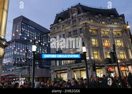 Londres, Royaume-Uni, 26 novembre 2021, les passagers attendent à l'entrée de la station de métro Oxford Circus, le personnel ferme le hall en raison de la surpopulation lors d'une grève syndicale.Les membres du syndicat RMT sont sortis lors de la première des sept grèves dans un conflit sur les rotas du personnel pour le tube de nuit, qui reprend le 27 novembre.La première grève, le Black Friday, n'a apparemment pas dissuadé les acheteurs de se rendre dans le West End grâce au service réduit fonctionnant à 60 % de la capacité normale.Crédit : onzième heure Photographie/Alamy Live News Banque D'Images