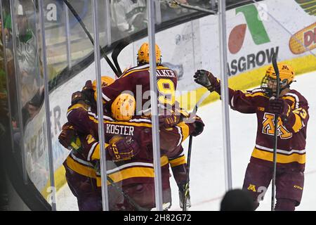 Dakota du Nord, États-Unis.26 novembre 2021.26 novembre 2021 les Gophers du Minnesota célèbrent après avoir marquant un but lors d'un match de hockey masculin de la NCAA entre les Gophers du Minnesota et les Fighting Hawks de l'Université du Dakota du Nord à l'arène Ralph Engelstad à Grand Forks, dans le Dakota du Nord.Par Russell Hons/CSM Credit: CAL Sport Media/Alay Live News Banque D'Images