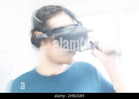 Un jeune homme jouant dans la réalité virtuelle. Banque D'Images
