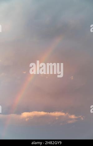 Arc-en-ciel sur un ciel nuageux, Howrah, Bengale-Occidental, Inde Banque D'Images