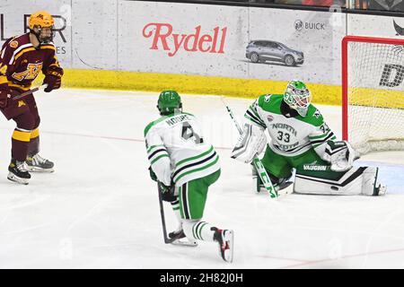 Dakota du Nord, États-Unis.26 novembre 2021.Le 26 novembre 2021 le gardien de but Zach Driscoll (33) du Dakota du Nord bloque un tir lors d'un match de hockey masculin de la NCAA entre les Gophers du Minnesota et les faucons de combat de l'Université du Dakota du Nord à l'aréna Ralph Engelstad à Grand Forks, Dakota du Nord.Par Russell Hons/CSM Credit: CAL Sport Media/Alay Live News Banque D'Images