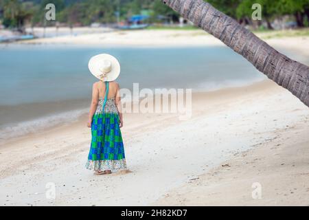 Femme d'âge moyen se détendant à la plage de chaweng à koh samui, en Thaïlande. Banque D'Images