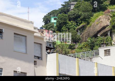 Maisons sur la colline de Cantagalo vues de Copacabana à Rio de Janeiro. Banque D'Images