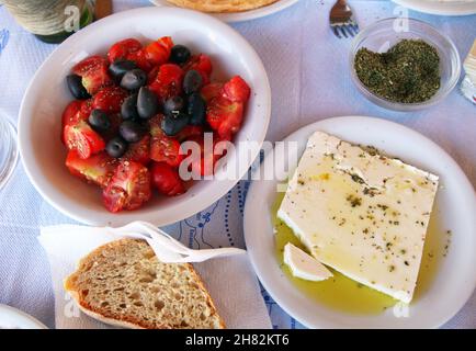 Table de petit déjeuner grec à la belle île de Santorin en Grèce. Banque D'Images