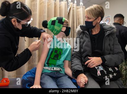 Portsmouth, Virginie, États-Unis.5 novembre 2021.Après l'approbation des Centers for Disease Prevention and Control (CDC), le Naval Medical Center Portsmouth (NMPP) a commencé à fournir la vaccination pédiatrique COVID-19 aux enfants âgés de cinq à onze ans, en novembre 8.Pour nos plus jeunes enfants, il peut être difficile de garder le masque sur eux », a déclaré le lieutenant Mariacristina Diaz, chef du département des cliniques de vaccination du PNLP.Ils peuvent facilement contracter le virus et le propager.Le fait de se faire vacciner diminue non seulement le risque de contracter le virus et du propager, mais il peut également réduire la gravité et l'indice de gravité Banque D'Images