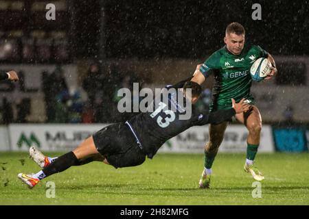 Galway, Irlande.27 novembre 2021.Oran MCNULTY du Connacht affronté par Owen WATKIN d'Ospreys lors du match de rugby de championnat de l'United Rugby Round 6 entre Connacht Rugby et Osprey au Sportsground de Galway, Irlande, le 26 novembre 2021 (photo par Andrew SURMA/ Credit: SIPA USA/Alay Live News Banque D'Images