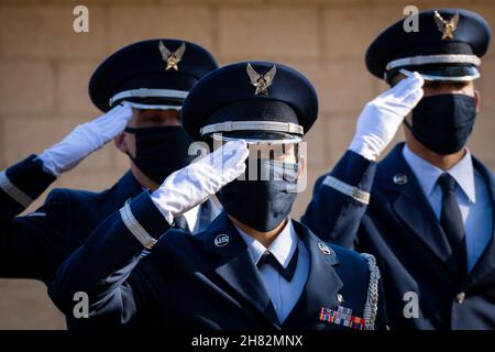 Eglin Air Force base, Floride, États-Unis.29 octobre 2021.Le principal Airman Zhane Jimenez, 96e Escadron dentaire, et d'autres pallbarers saluent lors de la cérémonie de remise des diplômes de la Garde d'honneur, le 29 octobre, à la base aérienne d'Eglin, en Floride, environ 13 nouveaux aviateurs ont obtenu leur diplôme de 120 heures et plus.La performance de remise des diplômes comprend le détail du drapeau, le volée de fusil, les pallbearers et le bugler pour les amis, la famille et les commandants d'unité.Credit: US Air Force/ZUMA Press Wire Service/ZUMAPRESS.com/Alamy Live News Banque D'Images